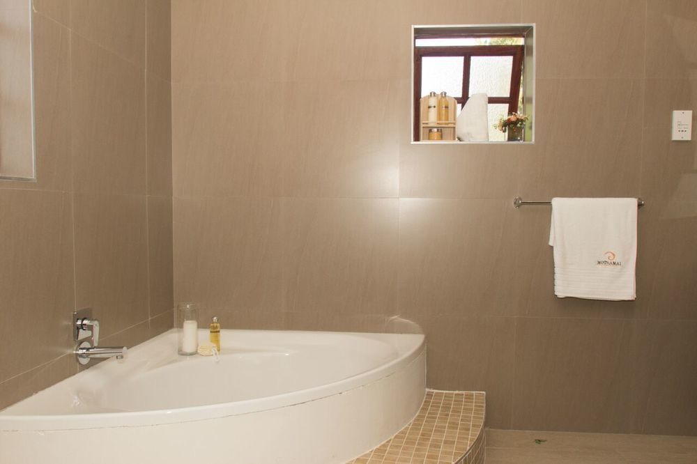 Motsamai Guest Lodge บูลาวาโย ภายนอก รูปภาพ